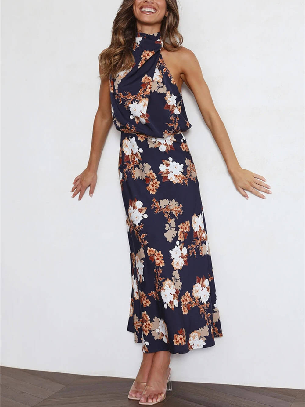 Abito Maxi con Scollo Halter e Vita Elastica a Fiori