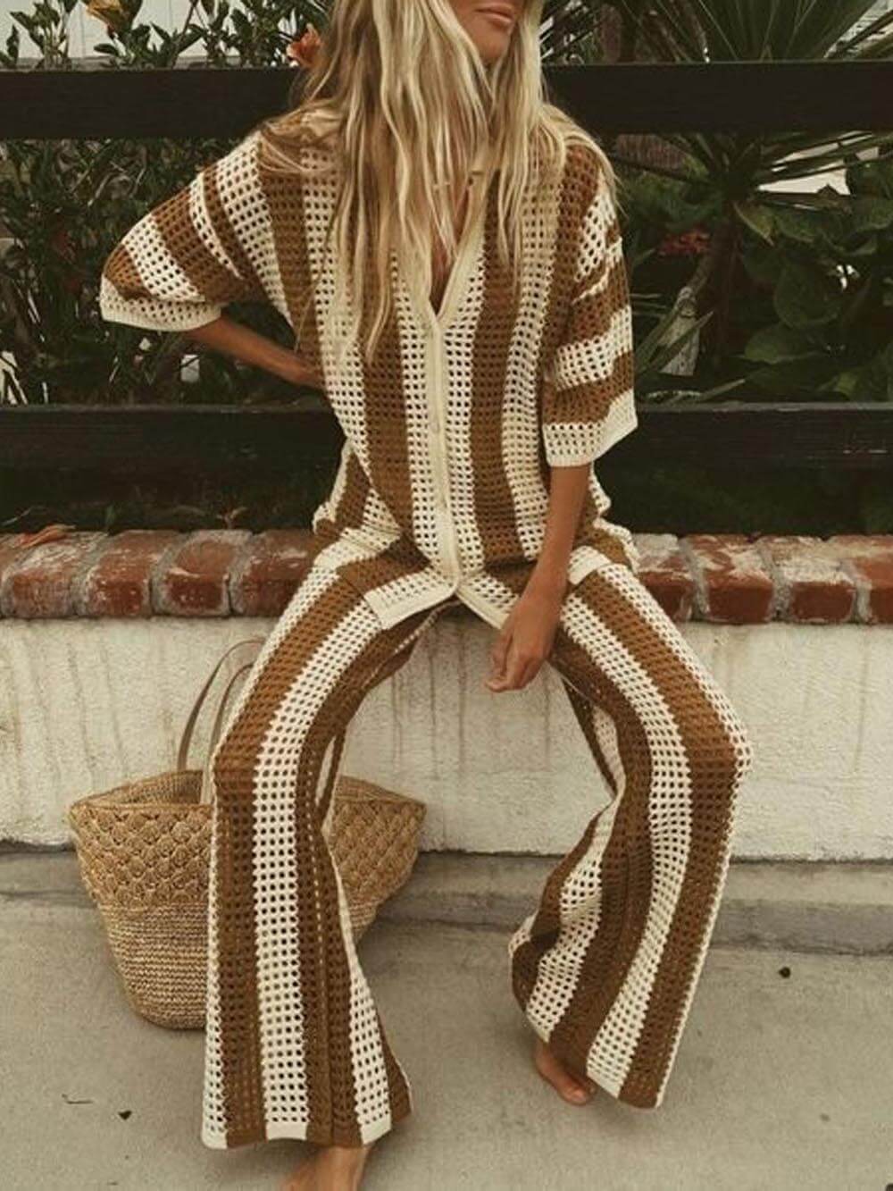 Set di Camicia a Strisce con Scollatura a V e Pantaloni a Gamba Larga