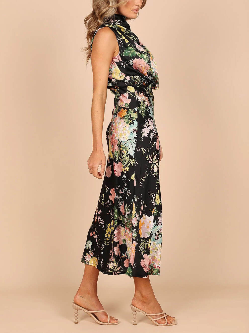 Abito Maxi con Scollo Halter e Vita Elastica a Fiori