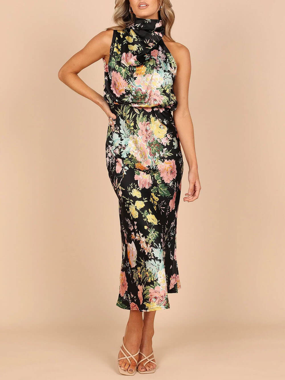 Abito Maxi con Scollo Halter e Vita Elastica a Fiori