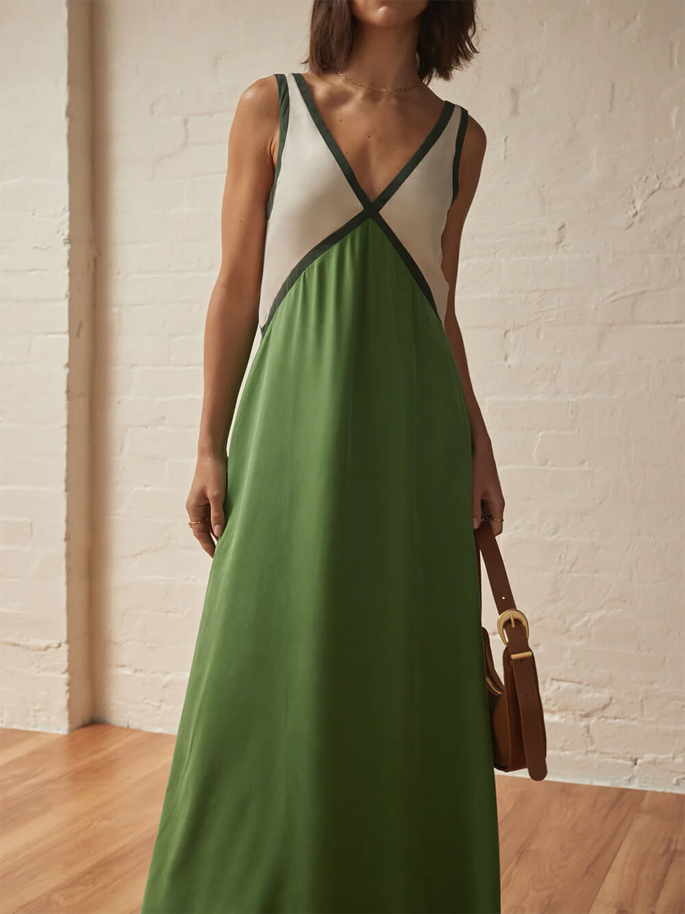 Abito Chic con Scollo a V e Colori Contrastanti